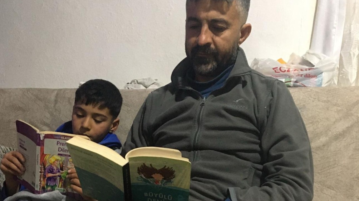 Öğrencilerimiz ve velilerimiz kitap okuma etkinliğinde